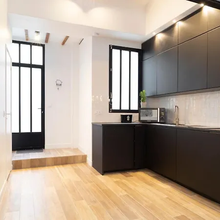 Newly Renovated Arc De Triomphe Apartment